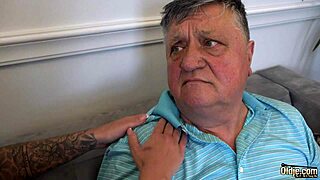 Gorgeous nymphet unwinds old guy then scores sweet pussy licking