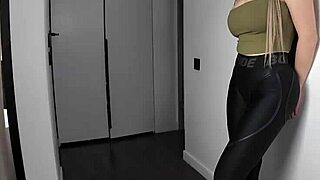 Fucking girlfriend's curvy ass in gym leggings post-workout