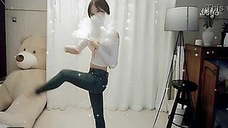 sexy chinese cam girl shakes ass in hot dance routine