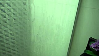 bodybuilder invites tattooed tall babe for wet pussy bath pounding