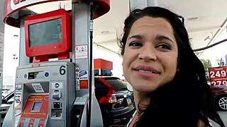 Big-ass housewife flashes curves in tight jeans at car wash