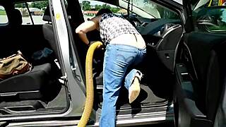 Big-ass housewife flashes curves in tight jeans at car wash