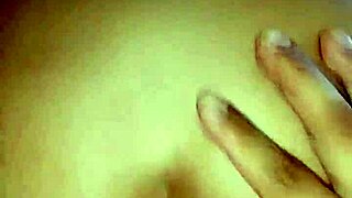 Esta perrita curvy se sienta en la verga y la monta como vaquera inversa en la cama