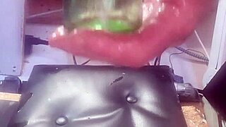 Sanft schiebt sie Riesenflasche tief in geilen Arsch Solo-Tease