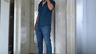 UM BOQUETE PRA ENTREGADOR! esposa heyya chupa tudo antes do sexo completo no red!!