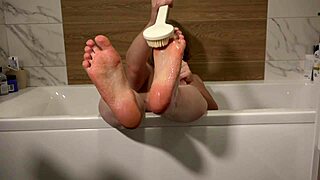 Mmm wash my mature milf feet in bath foot fetish!