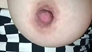 chupando tetas de mama novia spanking y corrida boca
