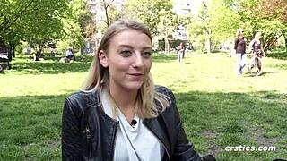 heiße 19-jährige münchnerin fingert sich beim masturbieren vor der kamera