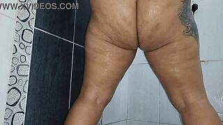 chica gordita masturbates in bathroom squirting happy ending splash