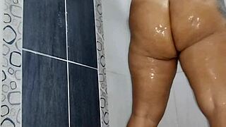 chica gordita masturbates in bathroom squirting happy ending splash