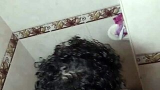 se ducha pa' complacerse solita en su cuarto squirtin' latina lesbian style