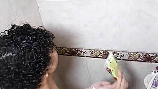 se ducha pa' complacerse solita en su cuarto squirtin' latina lesbian style