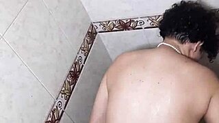 se ducha pa' complacerse solita en su cuarto squirtin' latina lesbian style