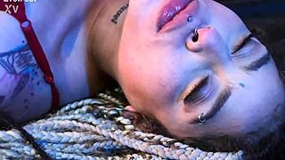 Latina makes redhead cum hard licking her feet in lingerie.