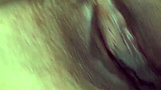 Blonde Lesbe leckt deutsche behaarte Fotze zum Orgasmus mit Toys