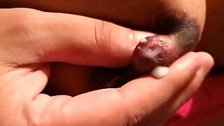 Indische Milf zeigt ihre milchigen Titten