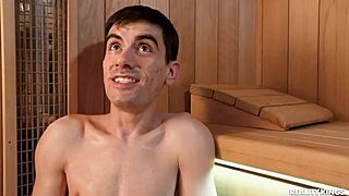 В сауната атлетична брюнетка се задушава от дълбоко в гърлото преди бързо чукане