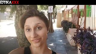 Pretty Latina 18+ Sadira cumwalkt nach public Facial