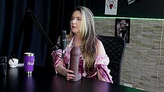 loira safada chupa dois paus fica pelada mostra buceta gostosa peitos raphaela savanah halloween sheer red