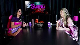 loira safada chupa dois paus fica pelada mostra buceta gostosa peitos raphaela savanah halloween sheer red