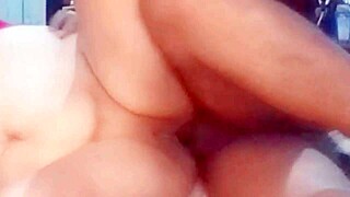 Matrigna urla Fottimi più forte di lato! durante scopata laterale