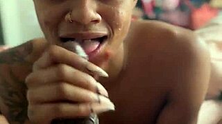 Ébène ghetto aspire BBC baveuse jusqu'à explosion des couilles