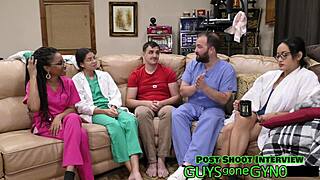 Doktor Canada dreht den Spieß um bei Channy Crossfires Untersuchung, fingert ihre behaarte Krankenschwester-Fotze backstage! 🩺🍑😈