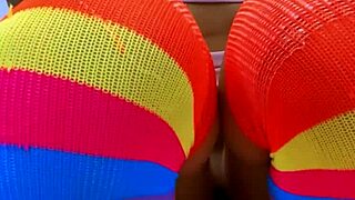 ¿El padrastro y la amiga terminan follando en secreto?