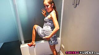 WOW HORNY THAI GIRL ORGASMS WILD ON NEW TOY!