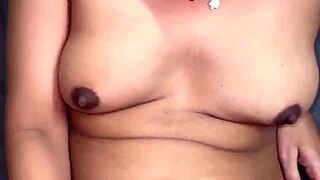 Kręga dziwka bierze indyjskiego czarnego kutasa za kasę