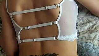 mi novia latina anda con otro viejo amigo cuckold casero