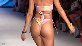 mirá esta rica cola meneándose en bikini ajustado