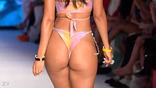 mirá esta rica cola meneándose en bikini ajustado