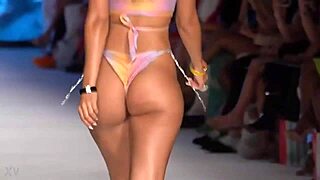 mirá esta rica cola meneándose en bikini ajustado