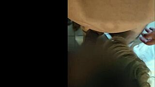 Empresária casada chupando dois paus no gloryhole anal