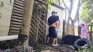 MEU MARIDO SAIU AND PEDREIRO FODE MINHA BUCETA SOZINHA!