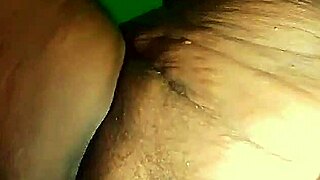 Asiatică excitată cu țâțe mari și cur gras se fute adânc cu vinete în pizda udă pentru orgasm homemade