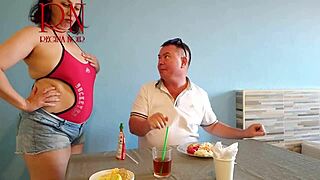 Naga kelnerka podaje żarcie z pępka gościowi