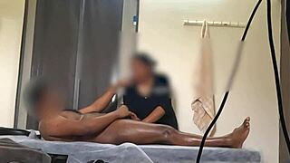 Fille massage thaï fait gicler énorme charge asiatique main