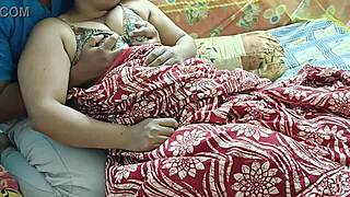 דסי בהבהבי מבזיקה ציצים גדולים וכוס לבויפרנד בחתונה