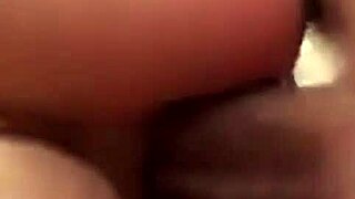 A casada leva DUPLA PENETRAÇÃO na buceta e cu enquanto corno assiste! 😈🍑💦