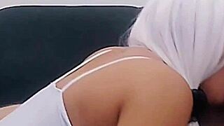 Ladrão caught by novinha who sucks him dry in shock.