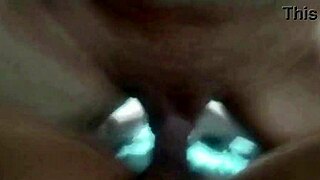 Novinho enche buceta da minha esposa de porra na primeira vez dela