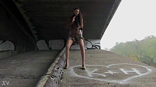 Hey Kitty, geile Public-Piss-Szene!