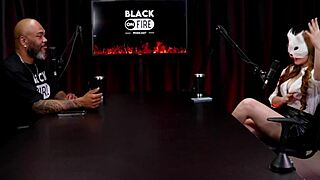 Gosta de ser observada no swing? Não dá buceta pra geral, mama no consultório - Victoria Rubro em sheer red.