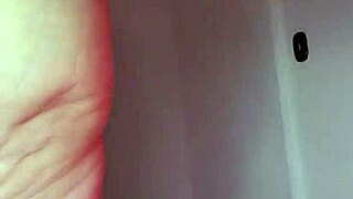 Loira gostosa seduz com vibrador ao ar livre