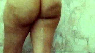 omg girl, finger that wet pussy harder in the bath...