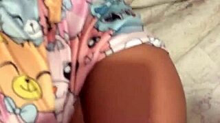 Copain aveuglé invite belle-mère en poupée à baiser pour défonçage anal jouets