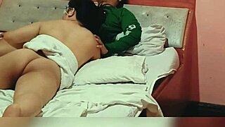 Padrona Asiatica Chinata Creampie Figa Grossa in Macchina Grab Doggystyle Orgasmo