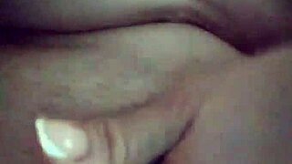 Madura CALIENTE se masturba como LOCA en Colombia.
